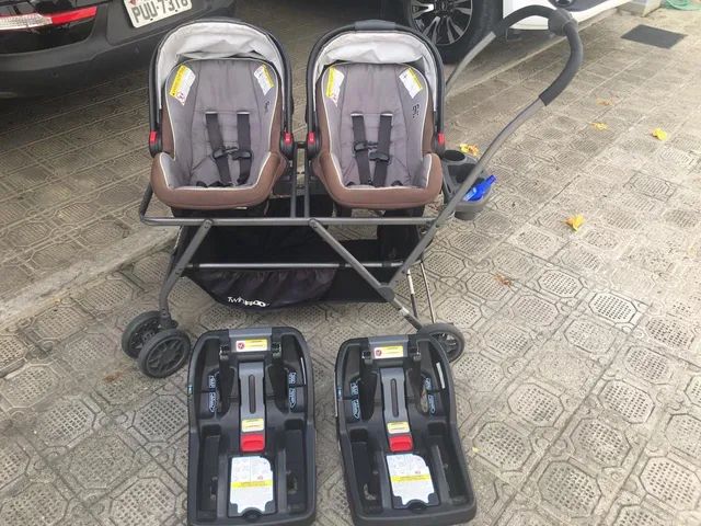 Kit carrinho e bebê conforto Gêmeos unissex