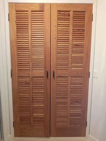 2 Portas em veneziana 210x60cm cada Novas em madeira maciça Angelim completa