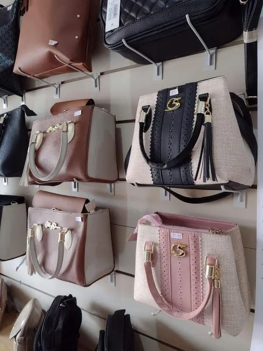 Bolsa de Ombro Bege e Rosa com Detalhes em Dourado - Foto 3