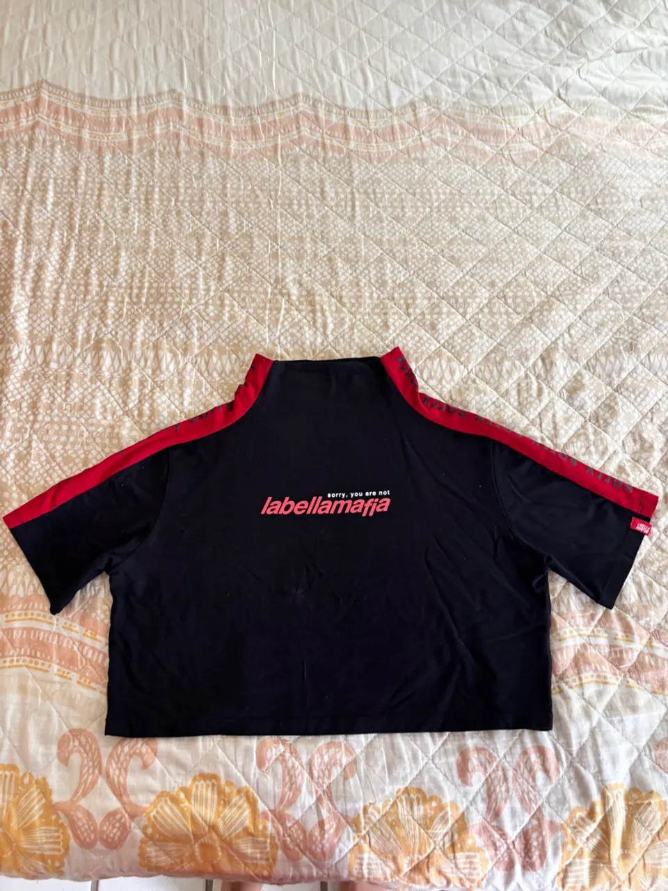 Camiseta Labellamafia com Detalhes em Vermelho