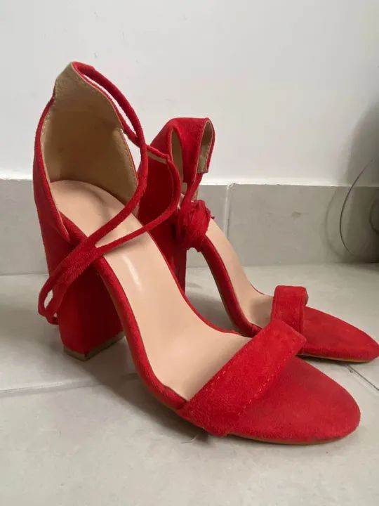 Sandália com salto alto fechada no calcanhar 