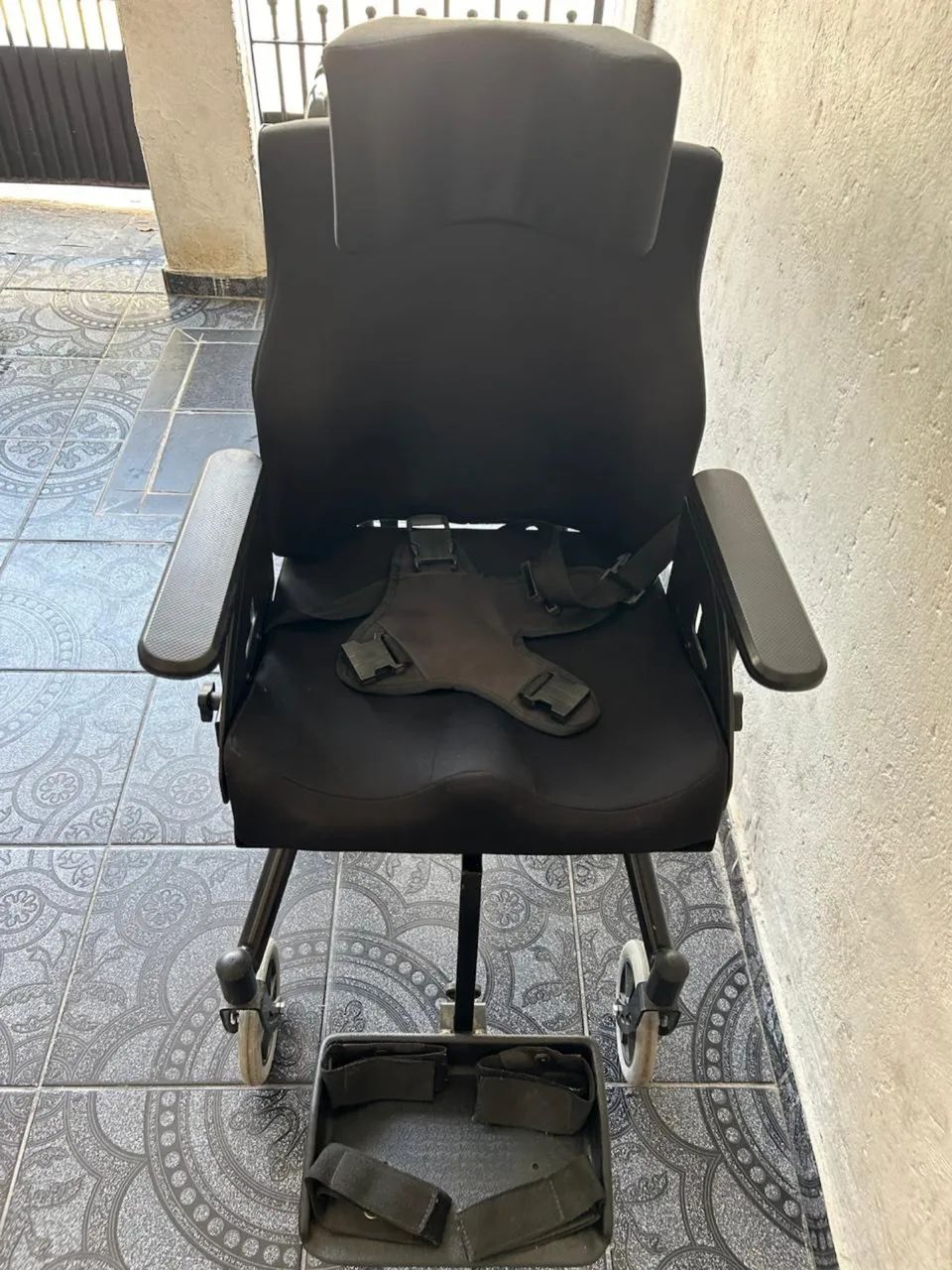 ? CADEIRA DE RODAS CONFORTÁVEL E SEGURA - NUNCA USADA! ?