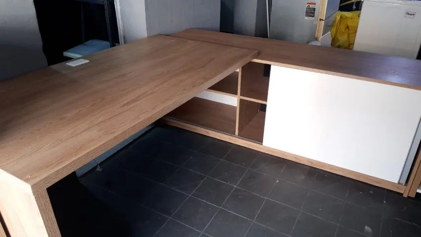 Conjunto de mesa com porta de correr, balcão, gaveta de arquivo e móvel pequeno - Foto 2