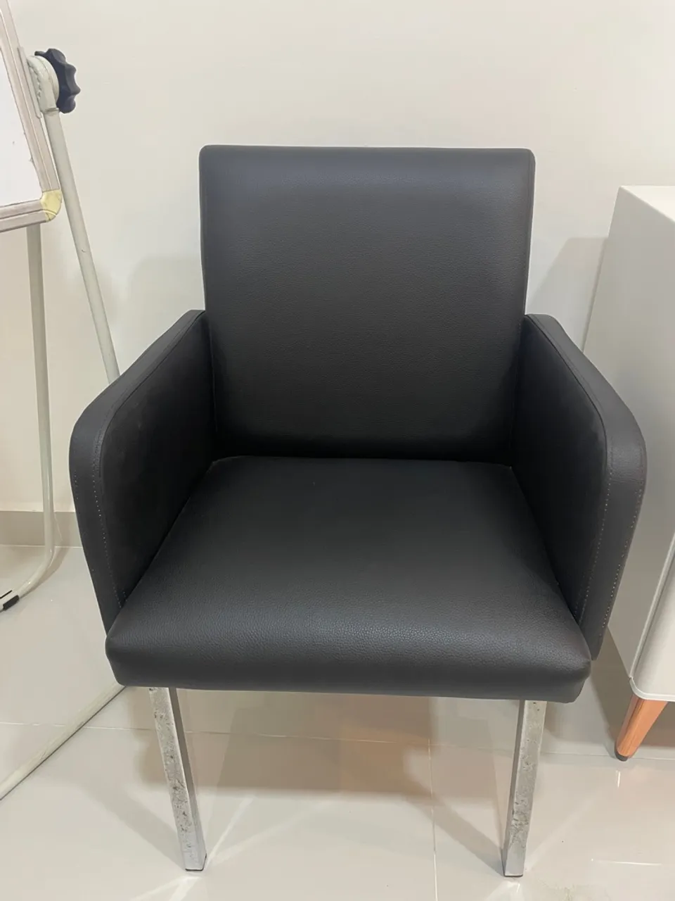 POLTRONA EM COURINO PRETO