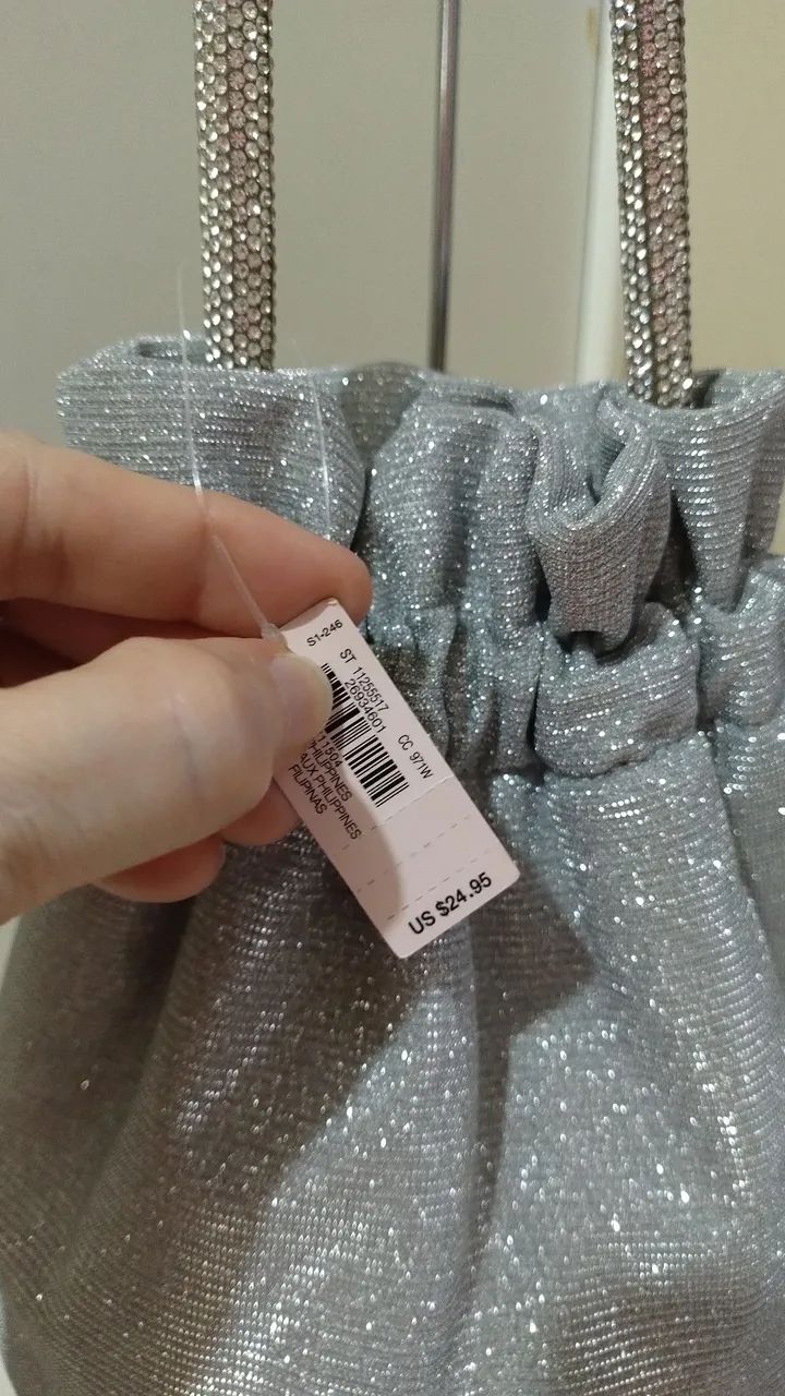 Bolsa de mão prateada com brilho - Victoria's Secret - Foto 5
