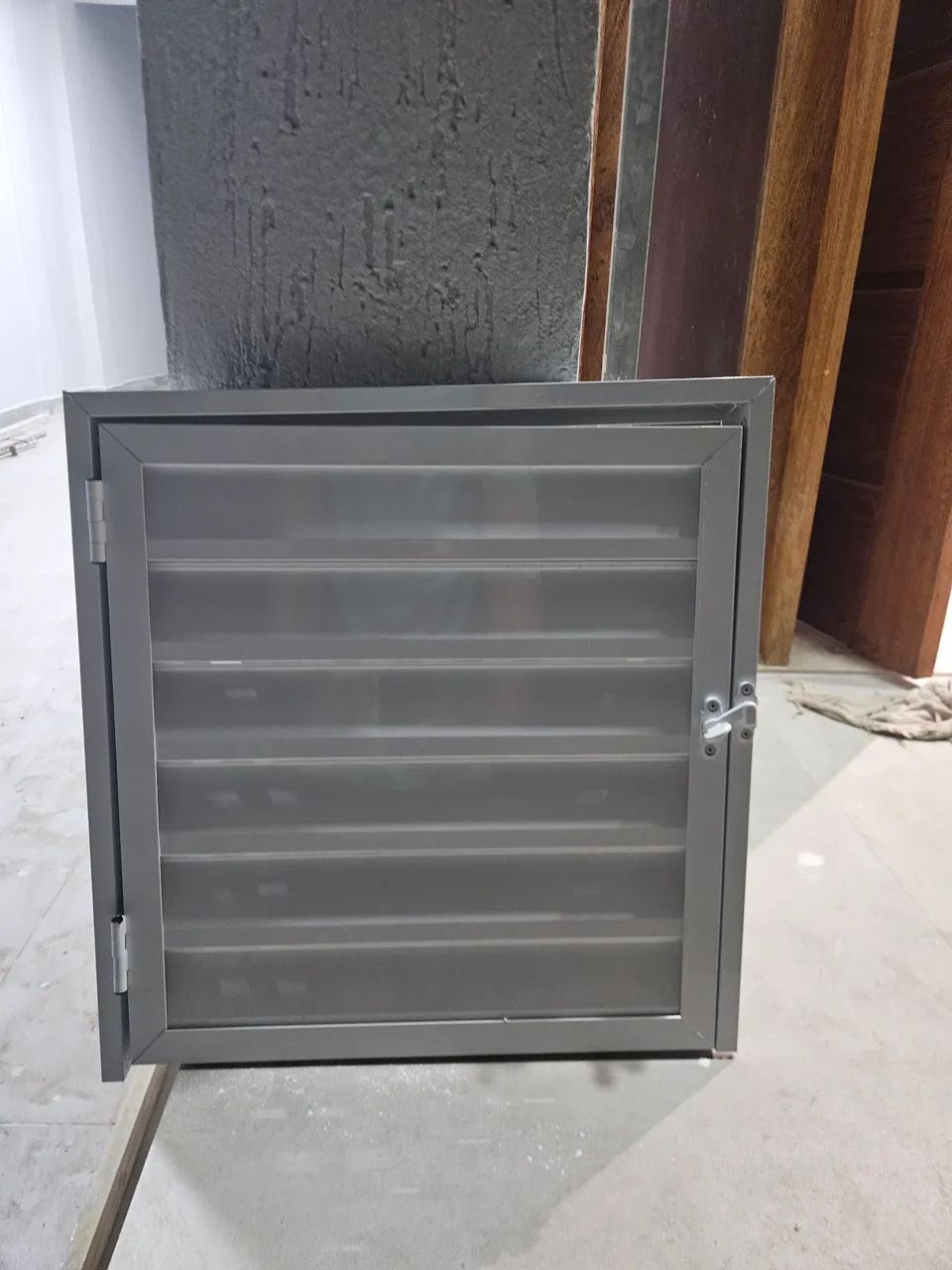 Porta de Alumínio com Grade 45x45