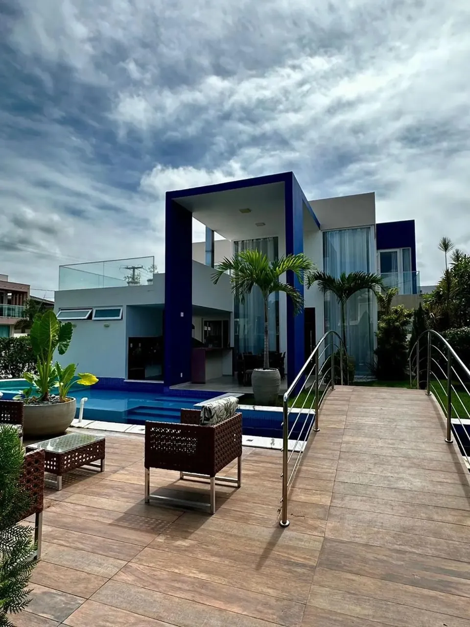 Luxo no Condomínio Granville: Casa com 5 Suítes e Piscina