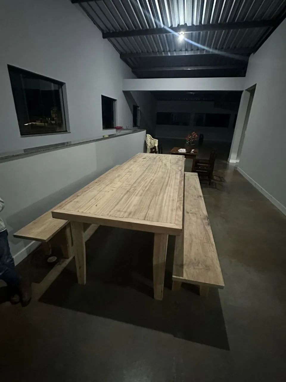 Mesa de jantar  grande de madeira nobre Ângico com 2  bancos  - Foto 5