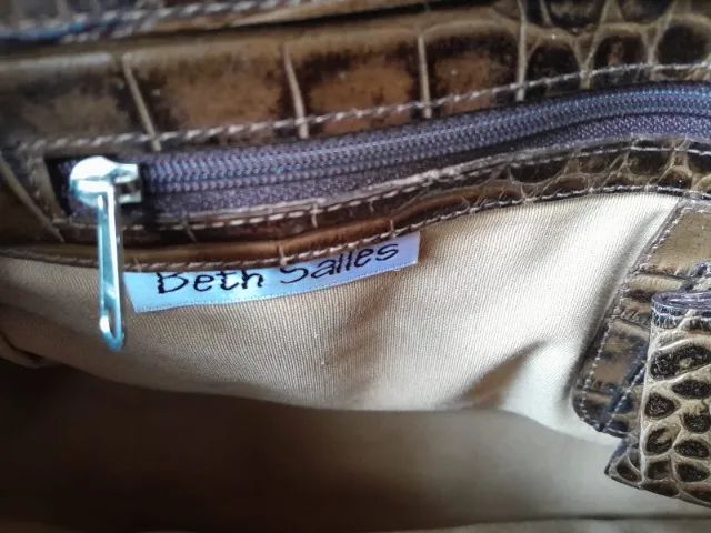 Bolsa, em couro natural padrão croco, do ateliê Beth Salles. - Foto 5