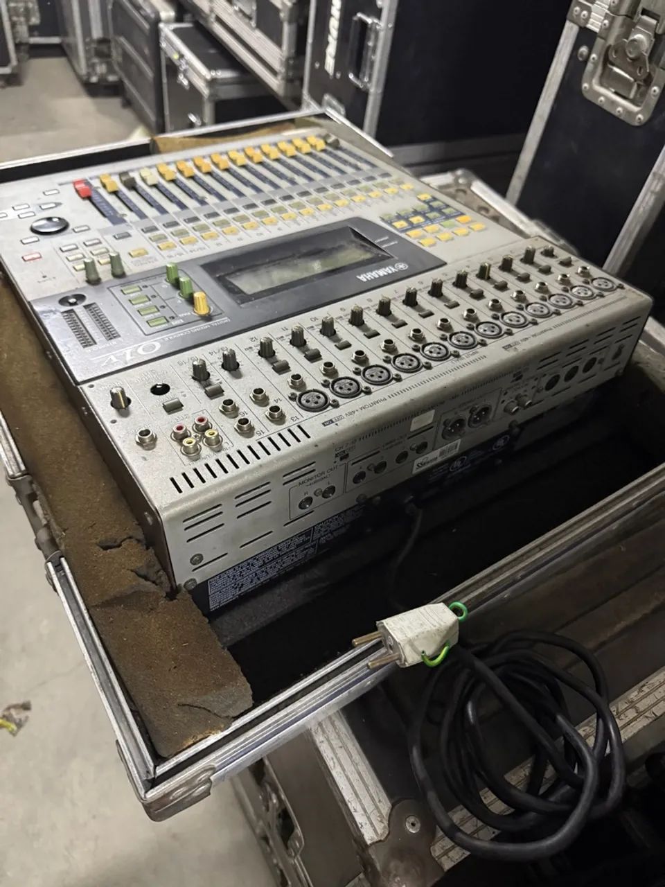 Mesa de Som Yamaha O1V
