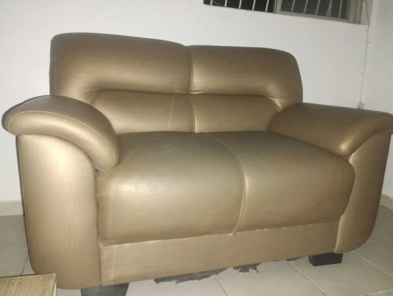 Sofá em courol acolchoado 