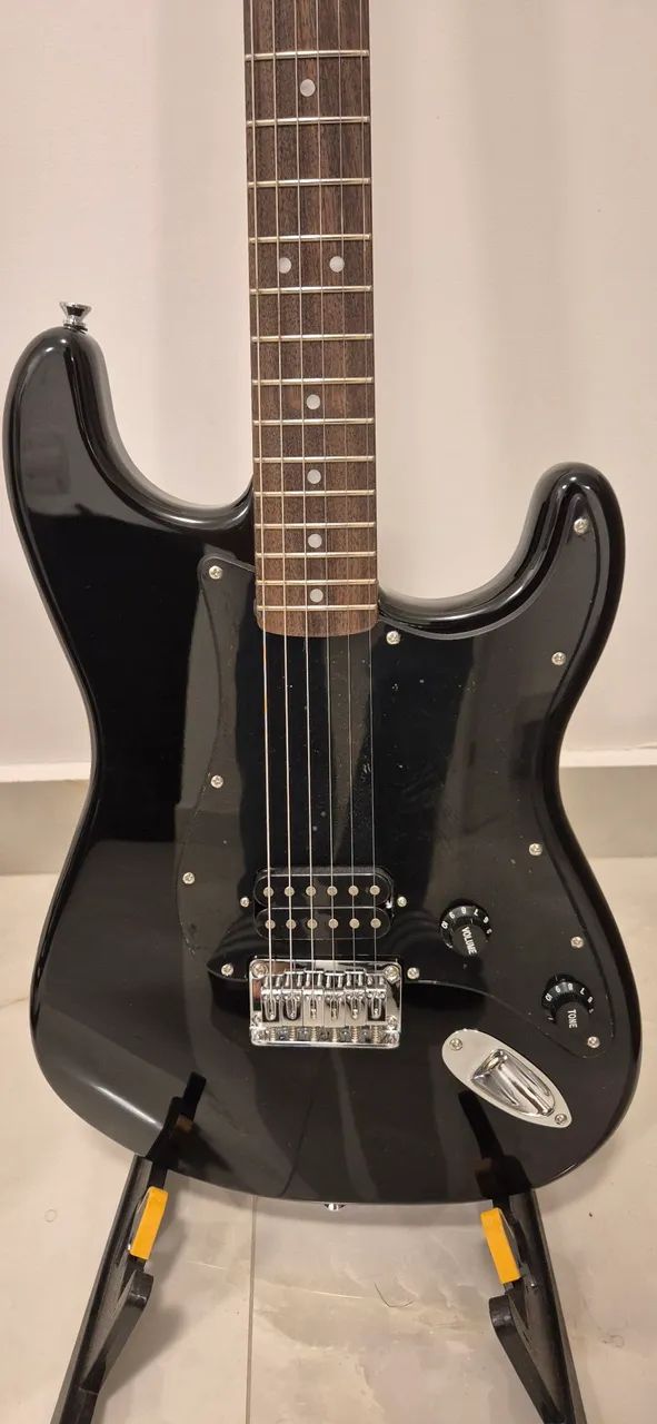 Guitarra Fender Squier preta com um humbucker - Foto 3