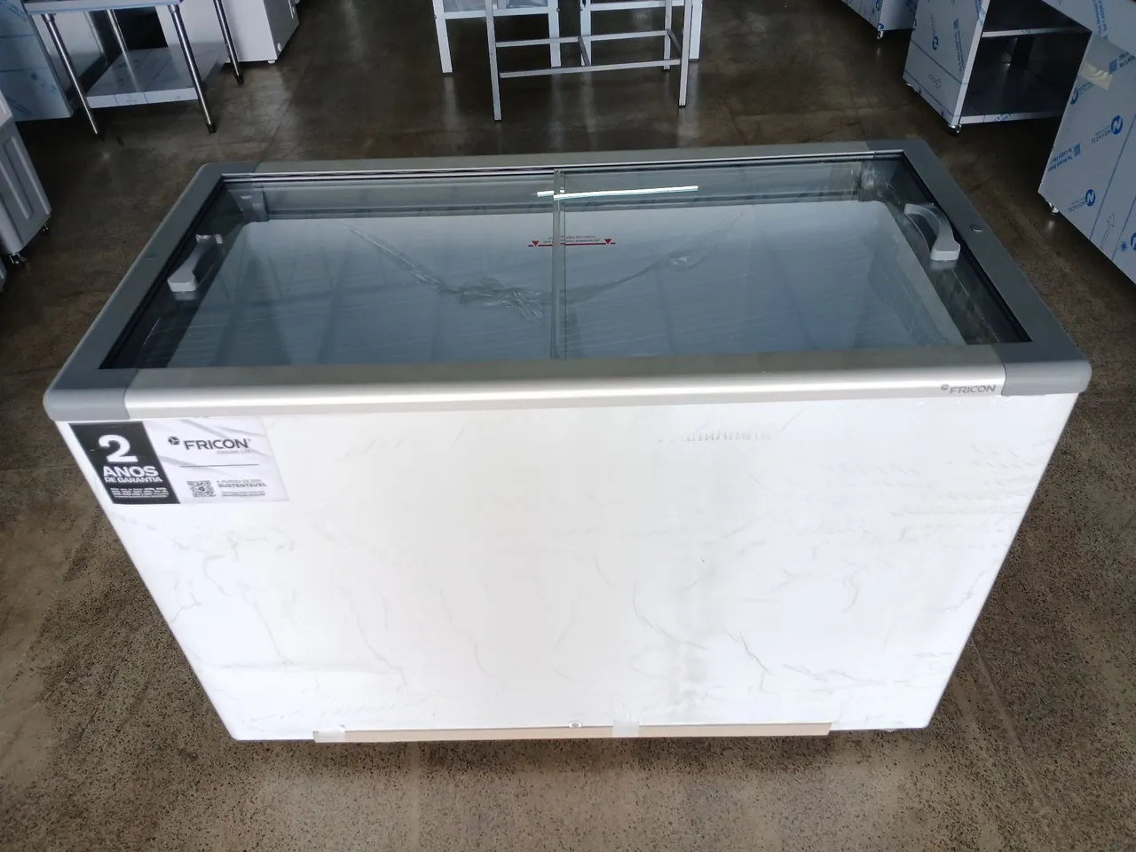 Freezer Horizontal porta de Vidro 411L Branco Vidro HCEB411 Fricon 220v<br><br>