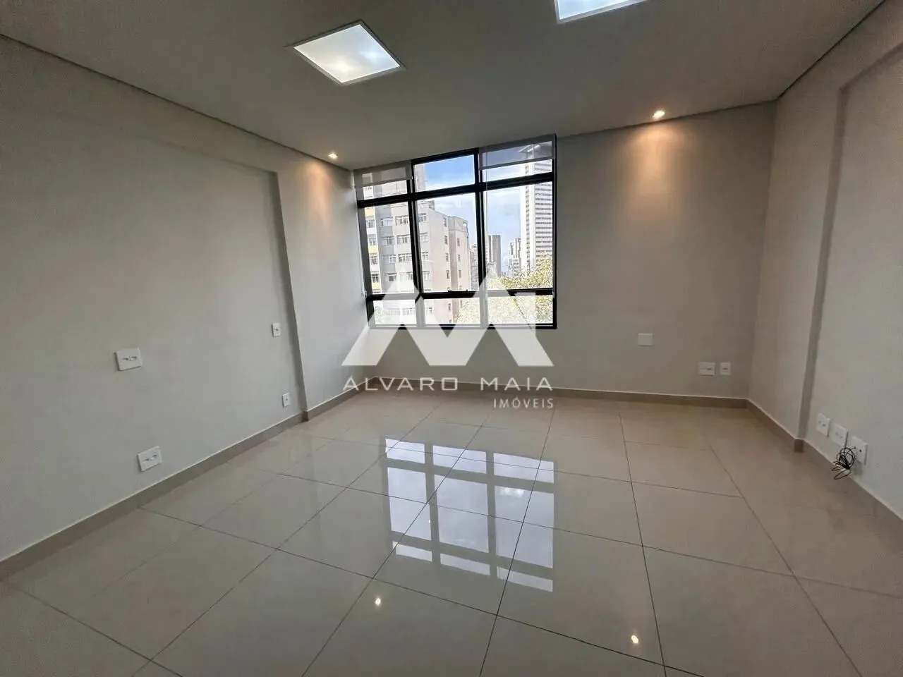 Sala para locação no Funcionários próximo da Praça Bemjamim Guimarães.