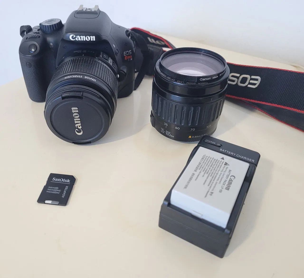 Câmera digital Canon EOS Rebel T2i com duas lentes.