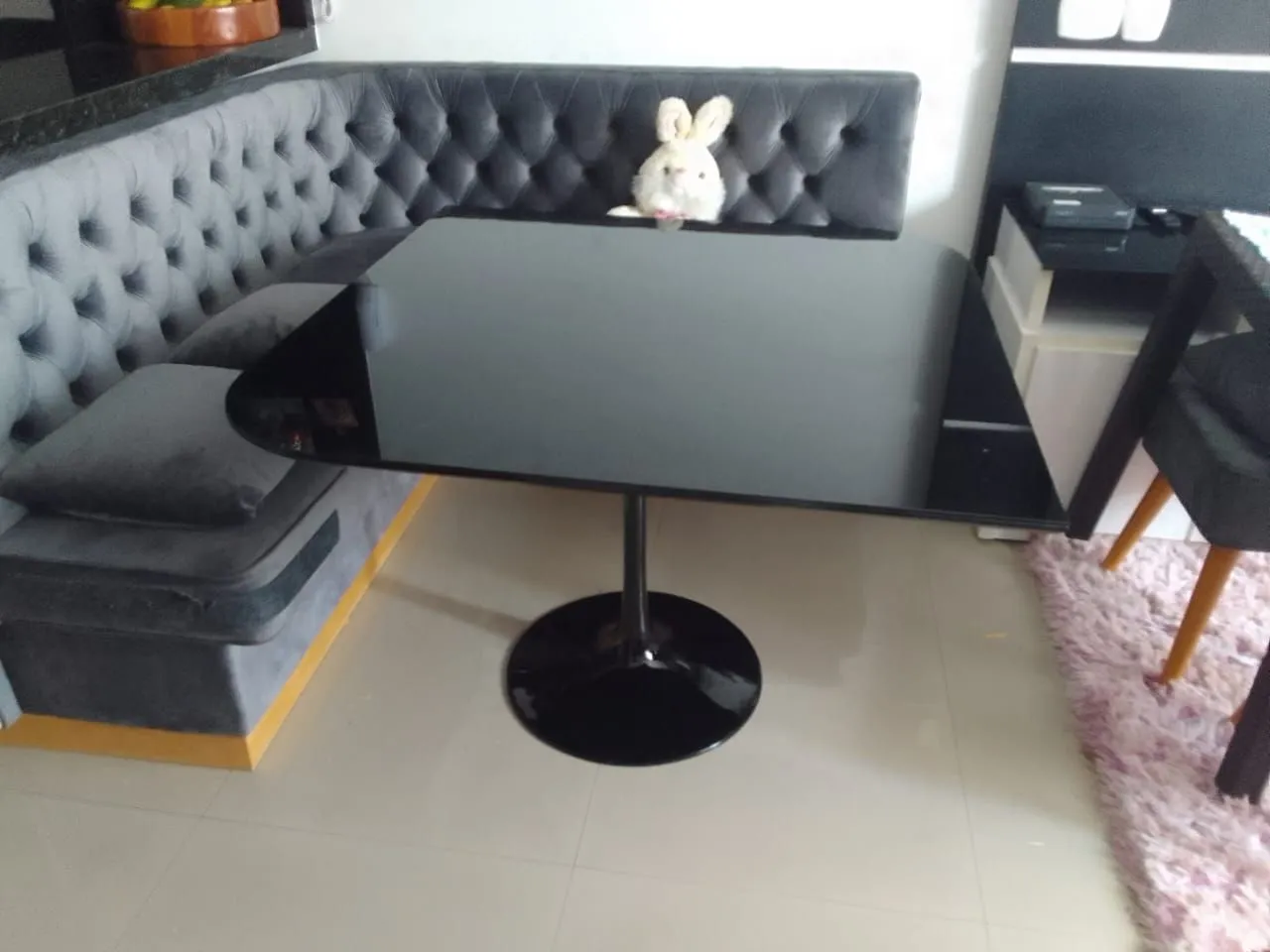 Mesa saarinen de Jantar com Base Redonda e Tampo Preto