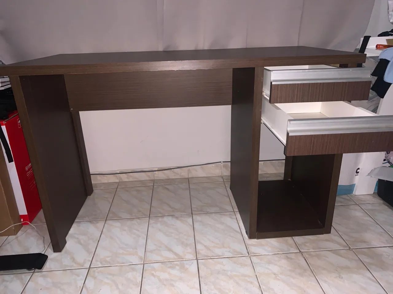 Mesa de Escritório com Gavetas