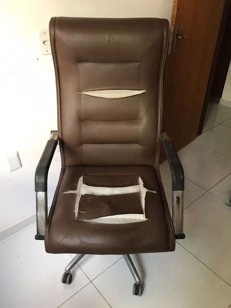 Cadeira Presidente Realli - Couro Marrom - Conforto e Elegância  (Necessita de Reparo)