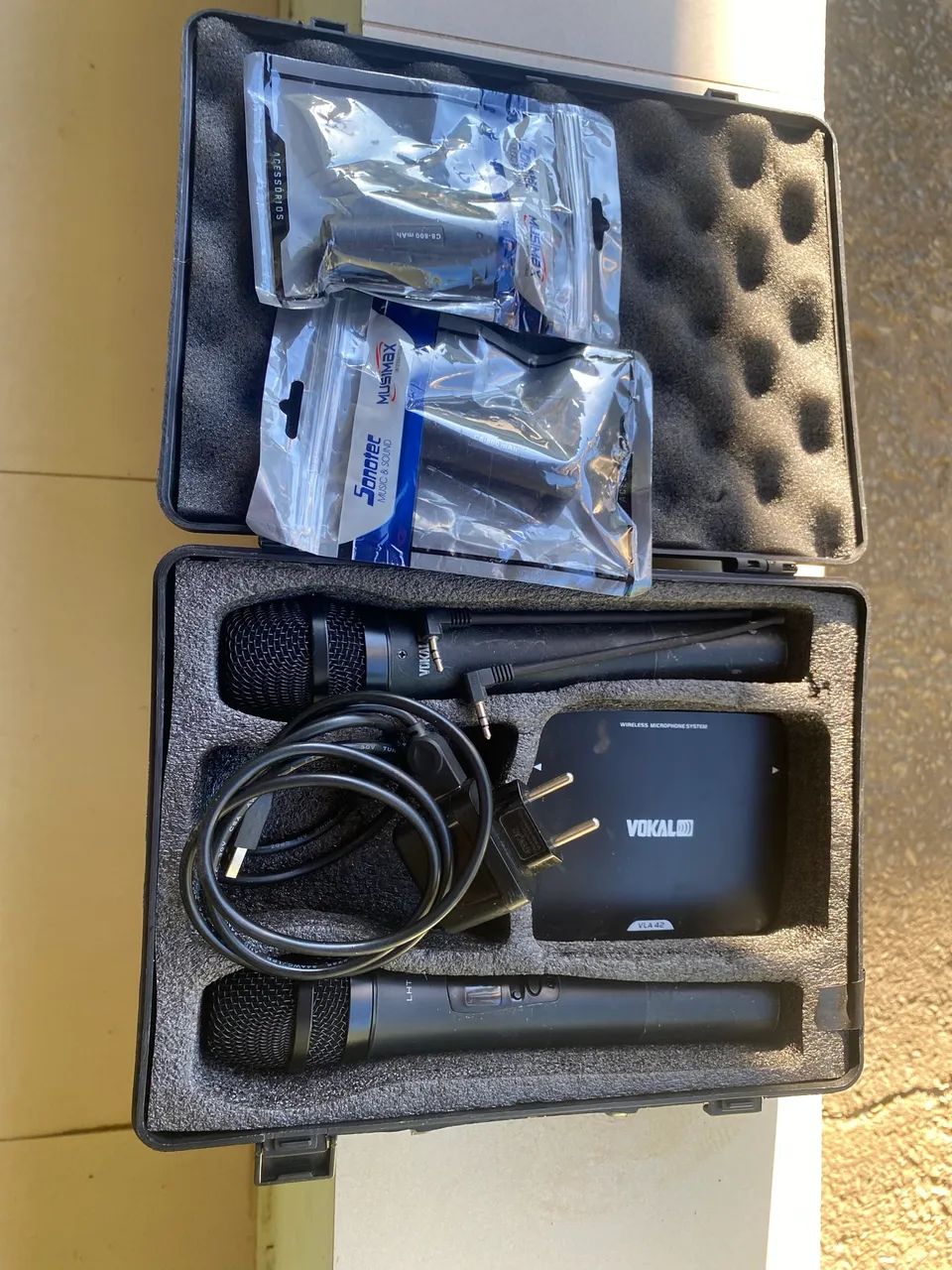 2 microfones sem fio. Marca Vokal acompanha caixa. - Foto 2