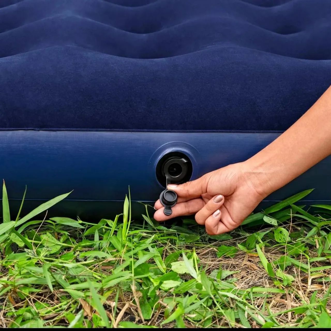 Colchão Inflável Azul com Bomba de Ar - Camping e Lazer - Foto 2