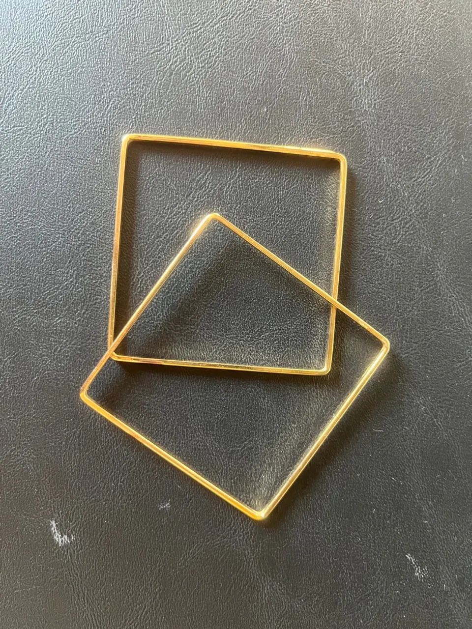 Braceletes Quadrados Dourados