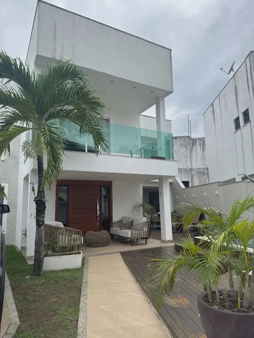 Linda Casa 4 Suítes com Piscina Privativa no Centro de Lauro de Freitas