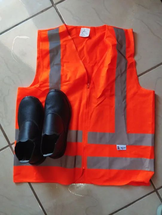 Colete refletivo e bota de segurança 