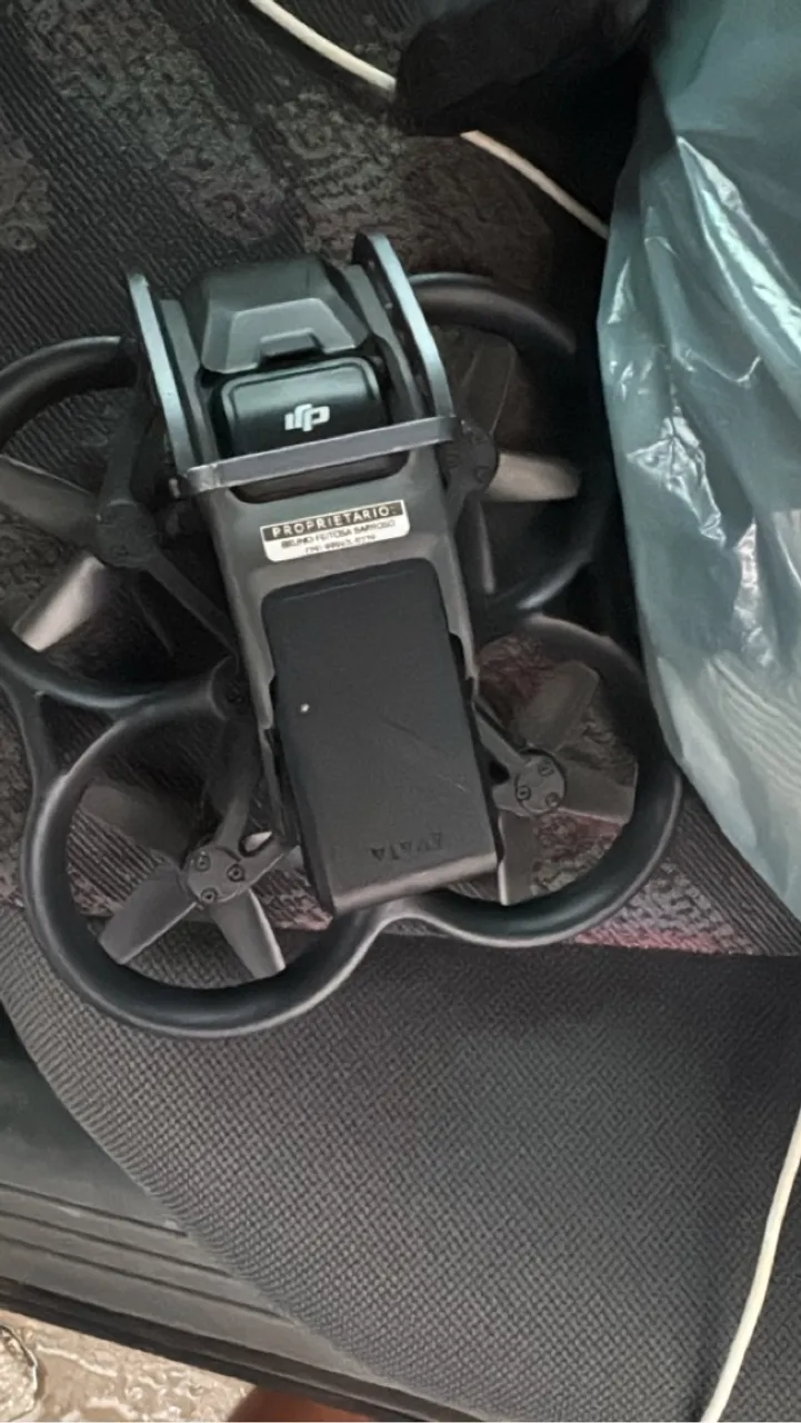 Avata 1 vai com o Motion controle 2 e as 3 baterias com o carregador