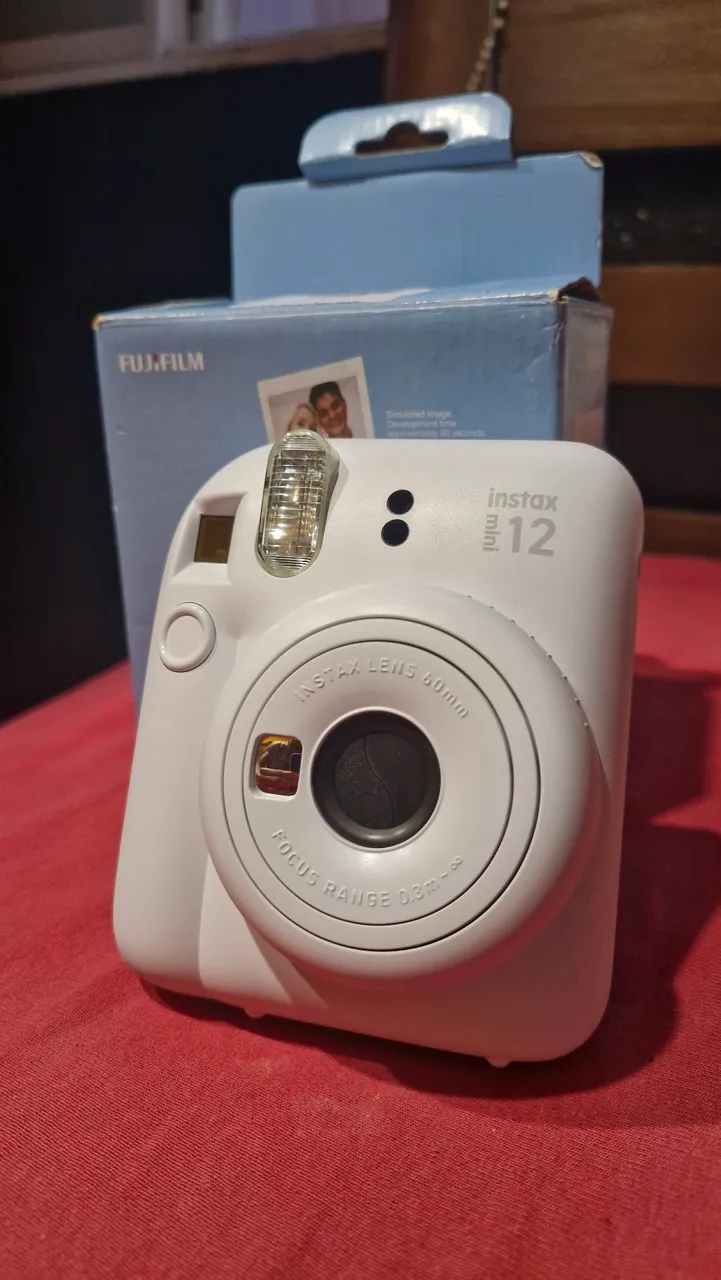 Câmera Polaroid Instax Mini 12 - Fujifilm - Branco Marfim Nova