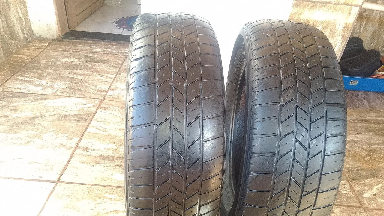 VENDO PAR DE PNEUS MEDIDA 215/65R17 FRIZADO (RISCADO)