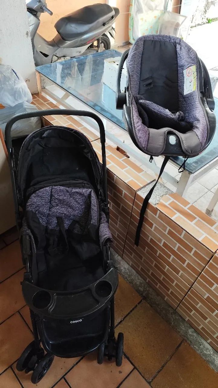 Carrinho de Bebê com Bebê Conforto