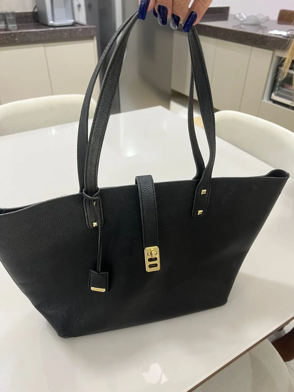 Bolsa VICTOR HUGO  Tote Preta Elegante com Detalhes Dourados
