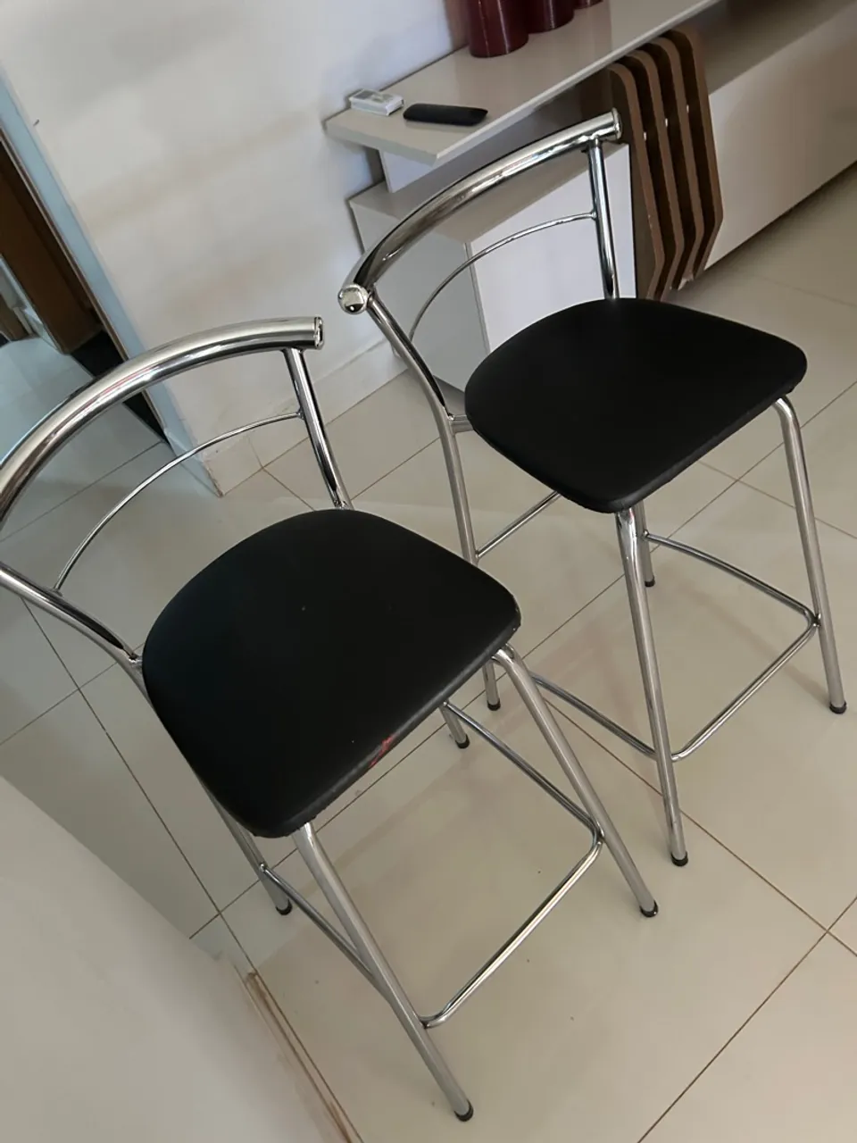 2 Banquetas Modernas com Assento Preto