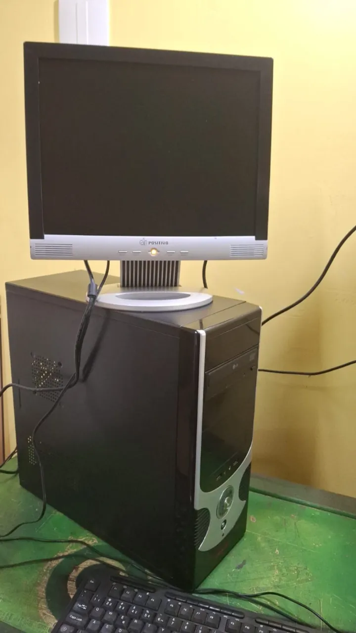 Computador & Monitor c/ caixa de som embutida - 4GB Memoria/320GB HD/Monitor/Mouse/Teclado