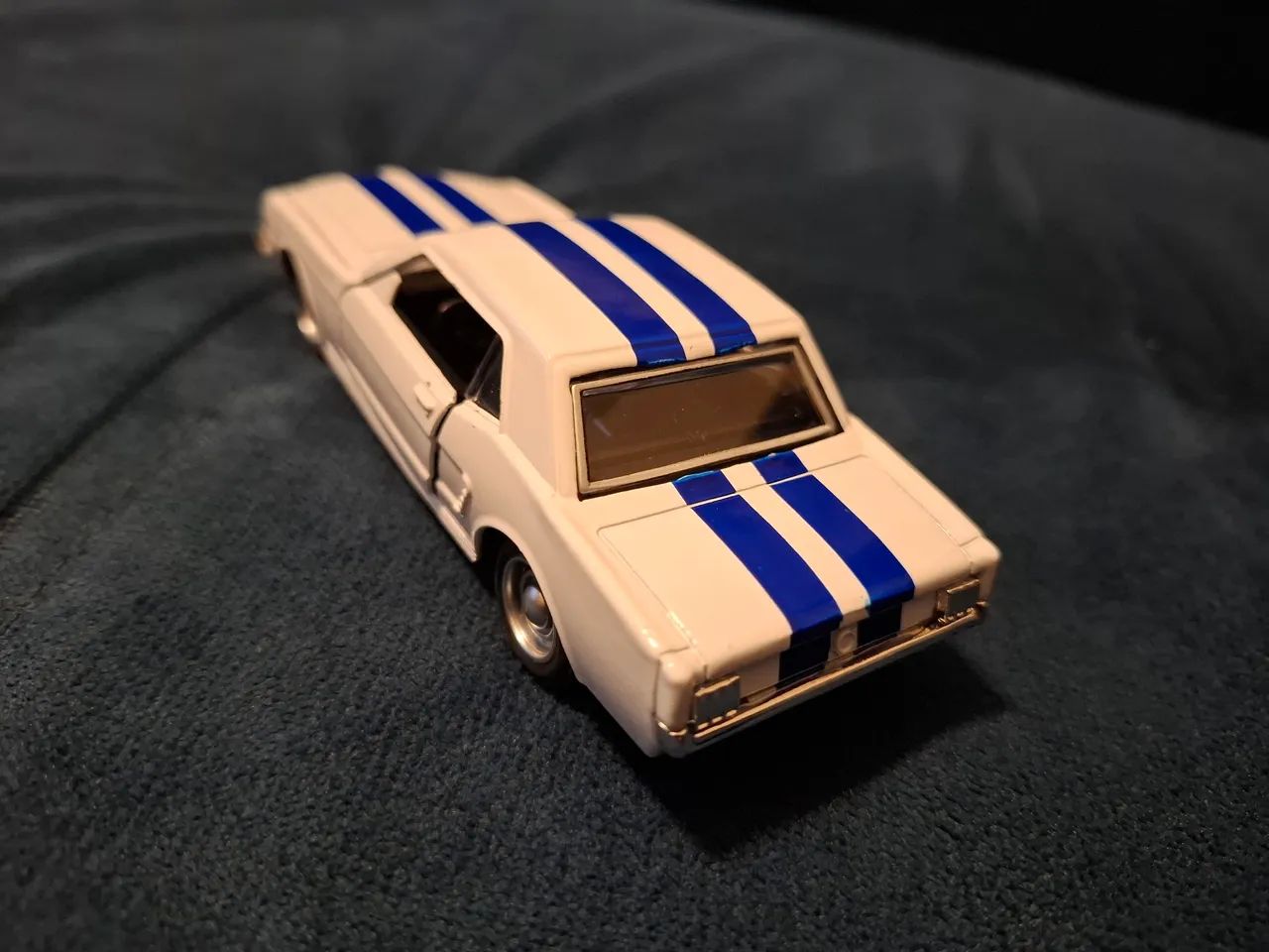 Miniatura de carro Ford Mustang - Foto 4