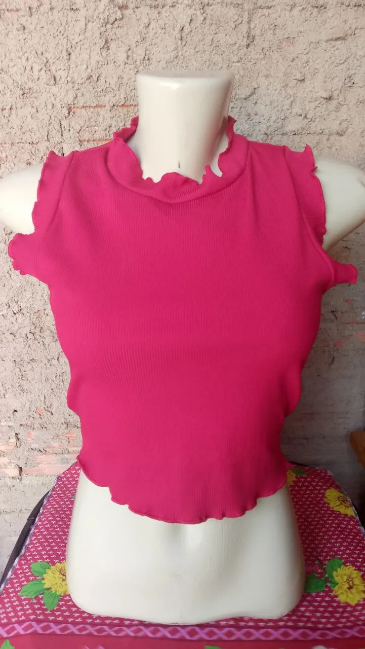Top rosa com detalhes franzidos