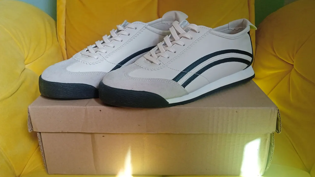 Tênis casual branco com detalhe preto