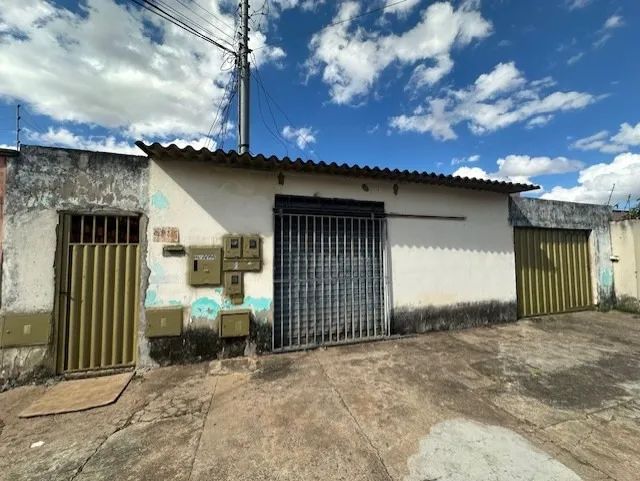 Oportunidade! Terreno com casa e dois barracões.