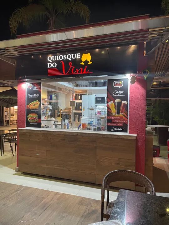 Quiosque de petisco em praça de alimentação.