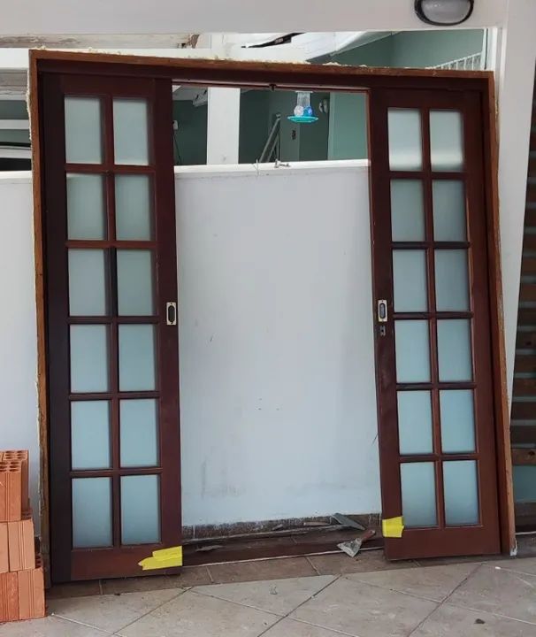 Porta balcão interna de itaúba (madeira maciça) - 2,00x2,10 - com vidros e chaves