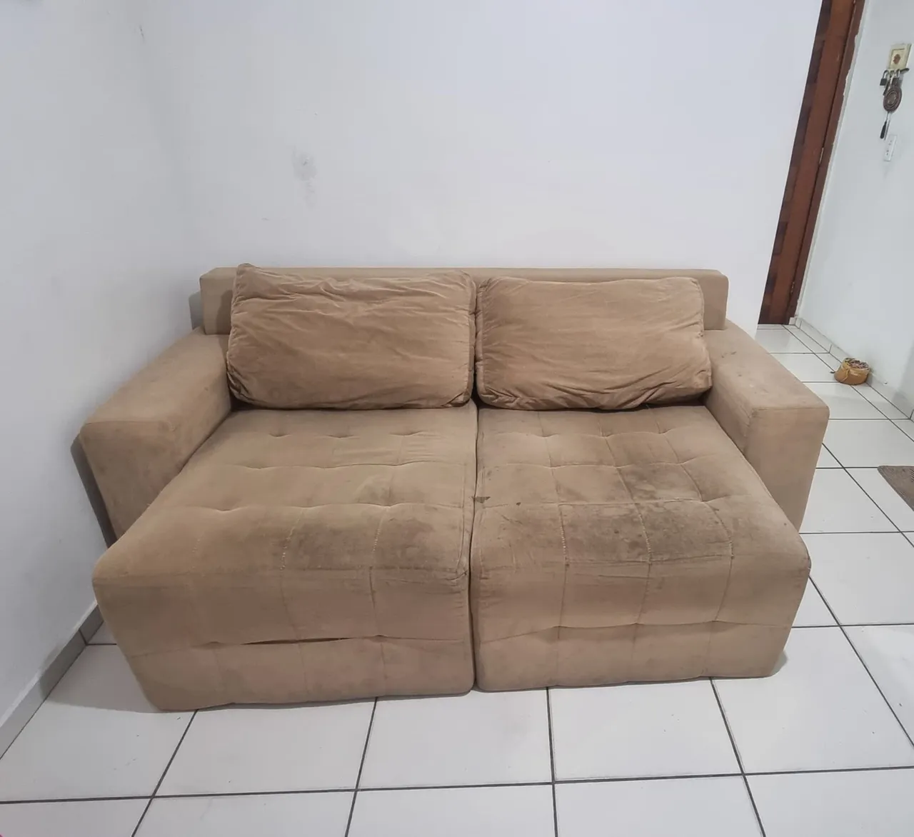 Sofá 3 lugares com design moderno e confortável