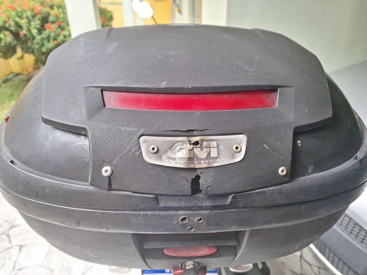 Bau Givi para Moto 47L sem os luminosos com pequena avalia,  mas,  travando normalmente. 