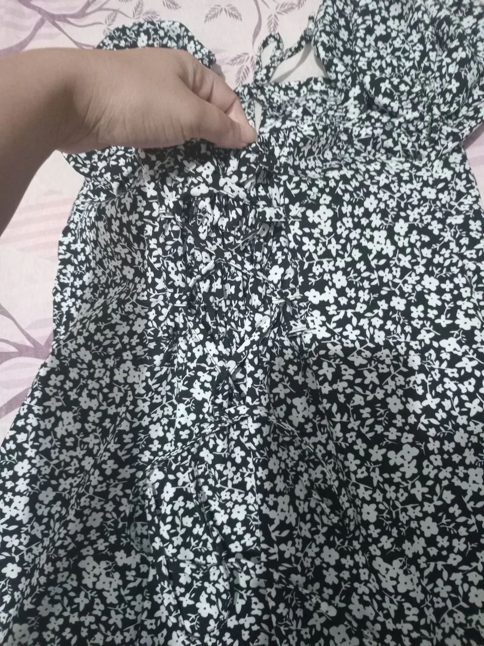 Vestido preto com flores brancas  - Foto 4