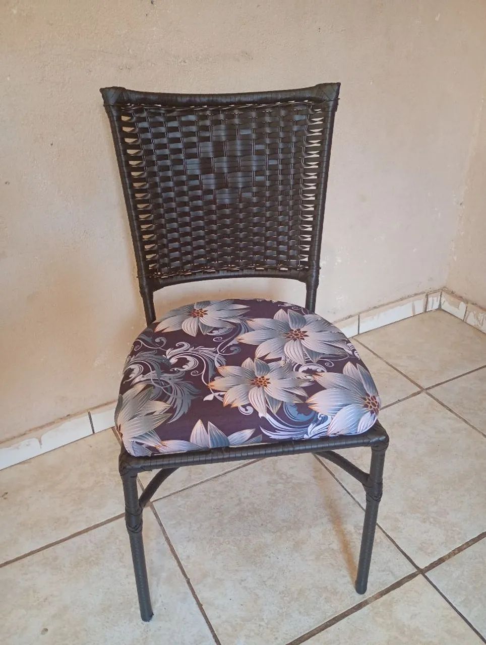 Vendo 4 cadeiras novas de mesa  - Foto 5