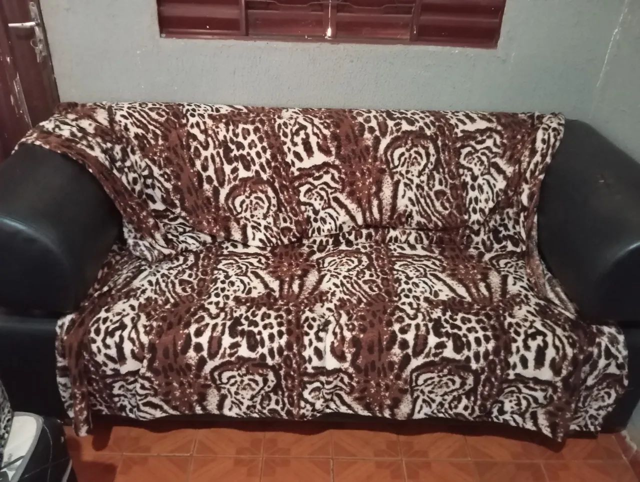 eu estou vendendo sofá preto 