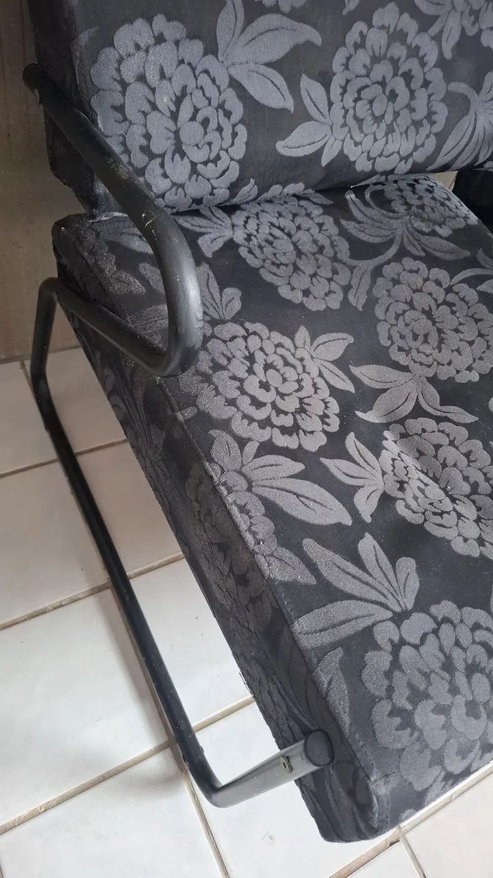 Cadeira almofadadas e tecido aveludado com braços de inox pintado  - Foto 4