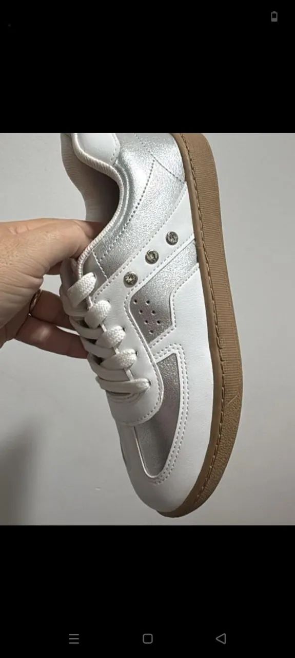 Tênis prateado com branco