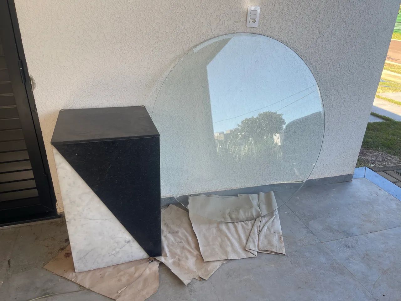 Vendo mesa base de granito com tampo de vidro