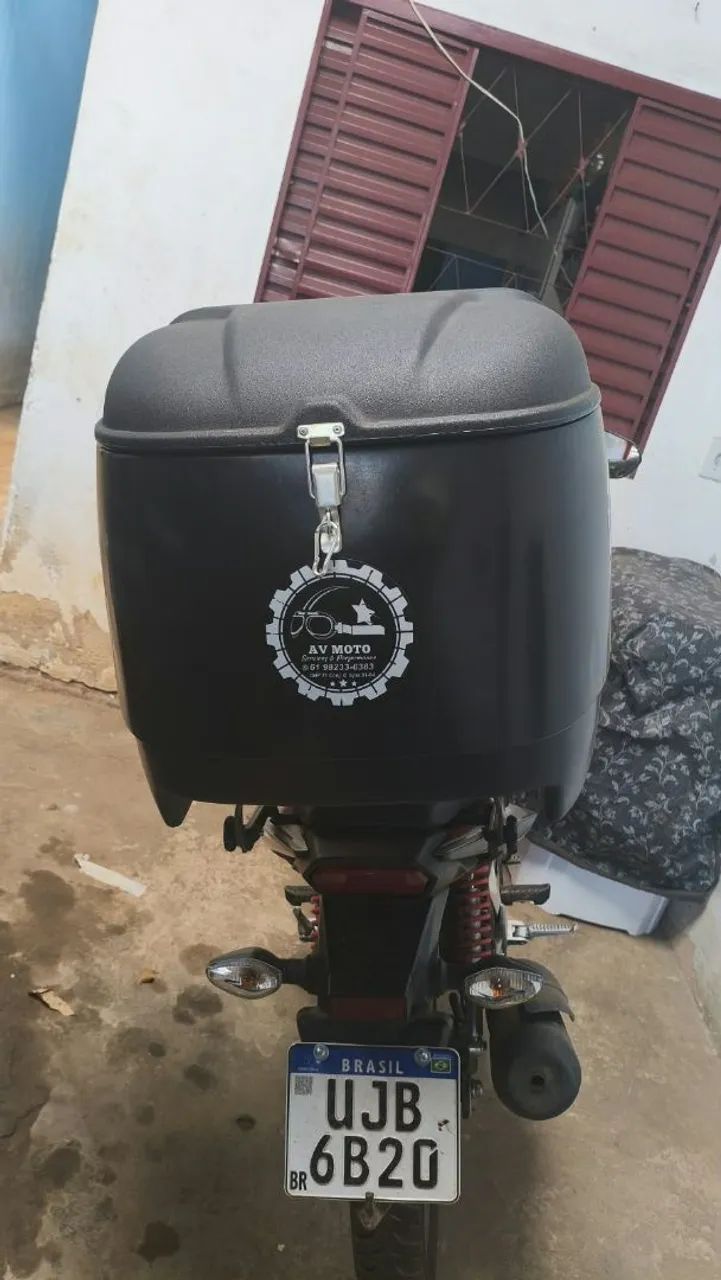 Baú com chapan e capacete 