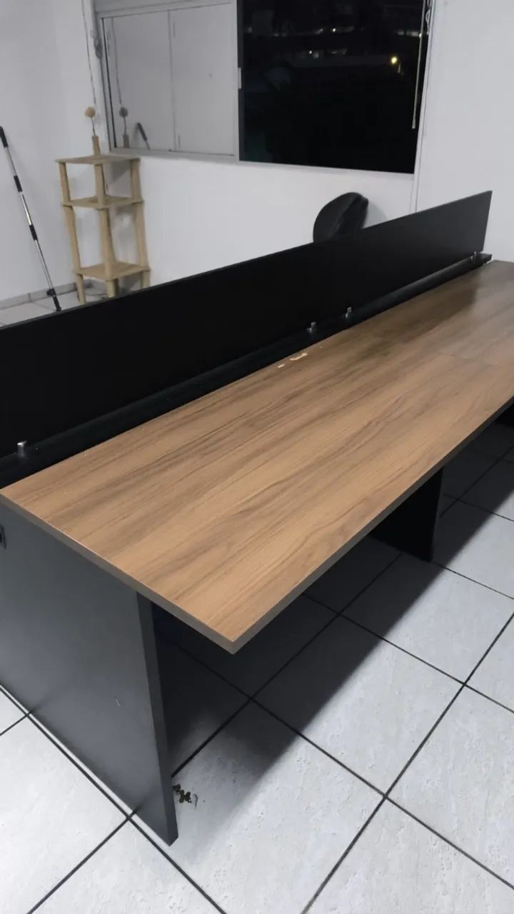 Mesa Modular para Escritório - 4 Posições com Divisória Central - Foto 2